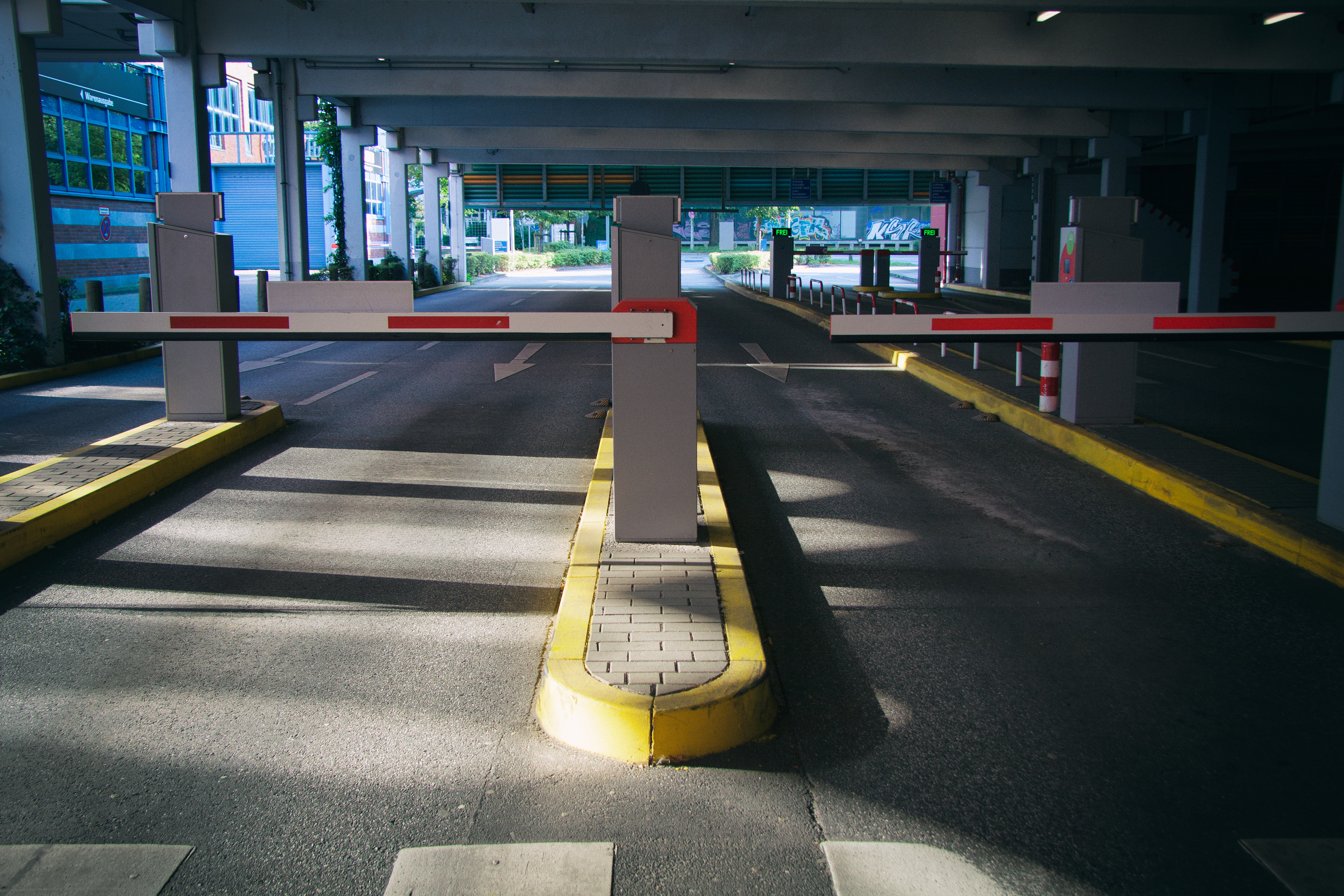 Свободные границы. Открытый шлагбаум без машин. Шлагбаум parking System. Parking Barrier car. Гейт паркинг.